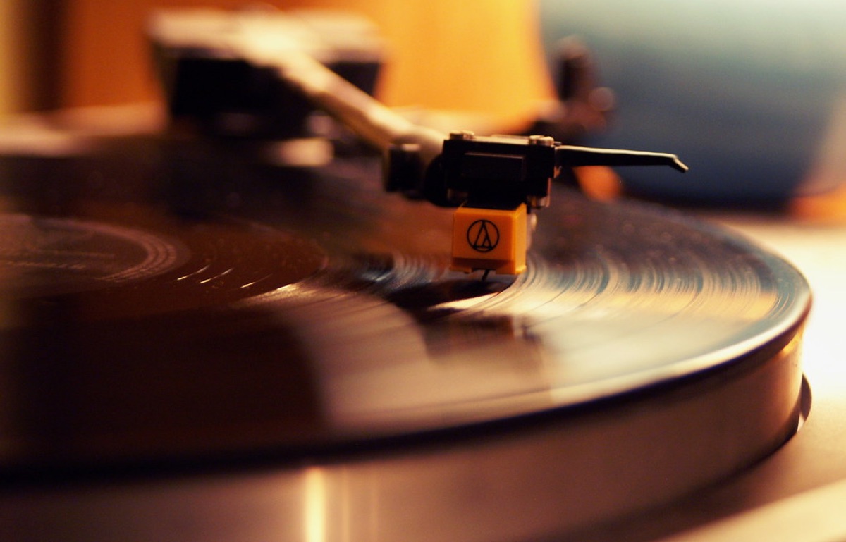 ニューヨーク・ドルズの音楽的遺産を象徴するレコードプレイヤー