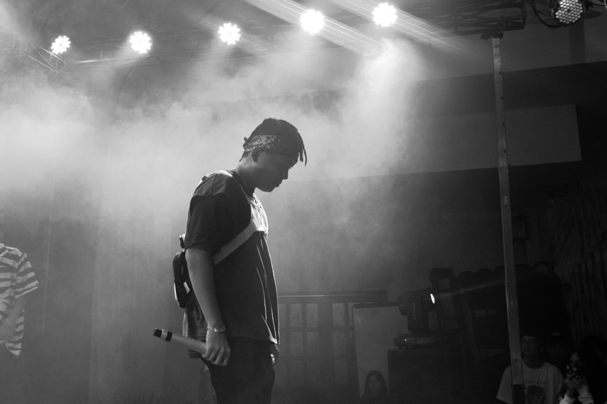 artista de hip hop con outfit experimental