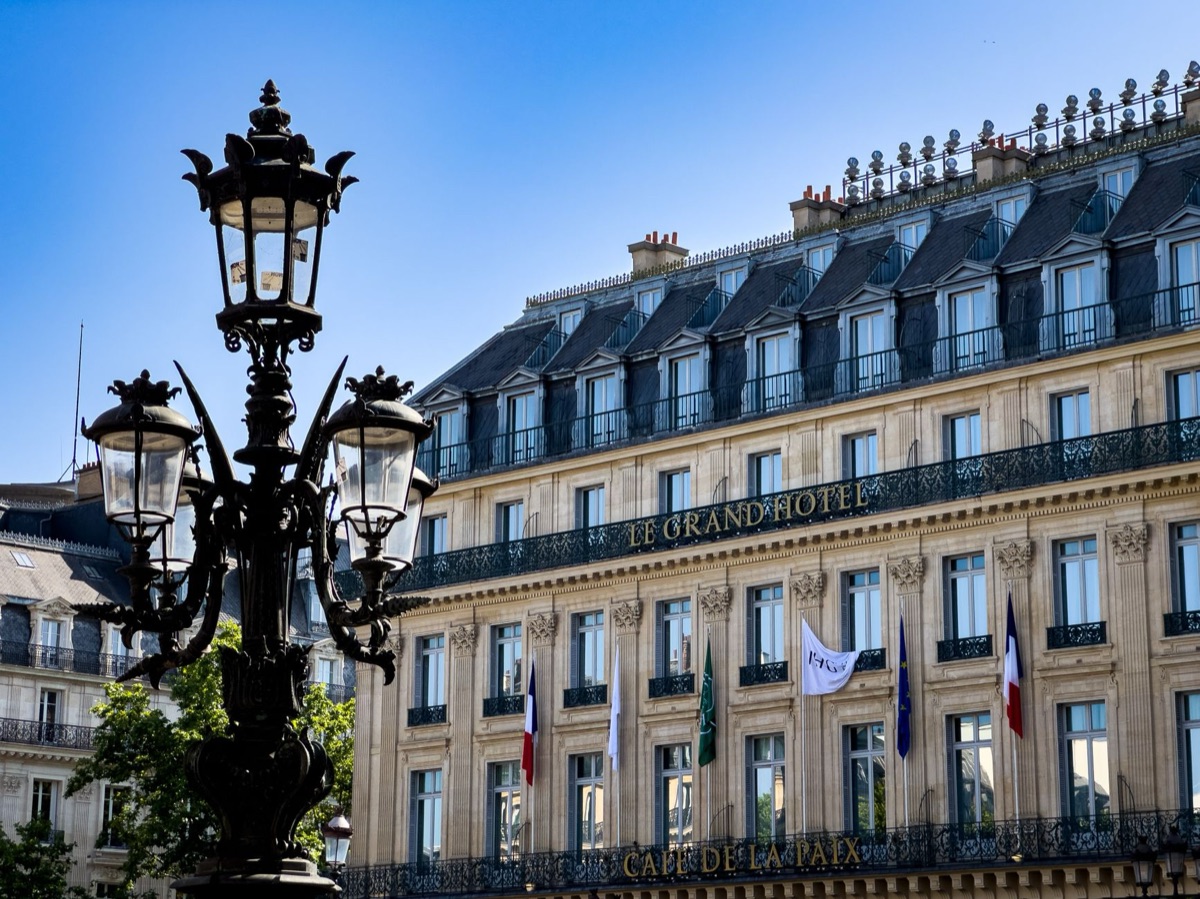 Paris district map with hotel icons