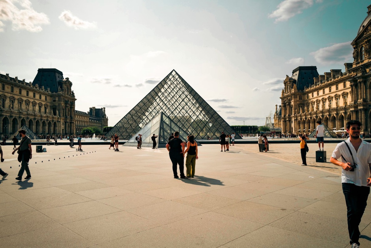 entrada do louvre com placa dourada