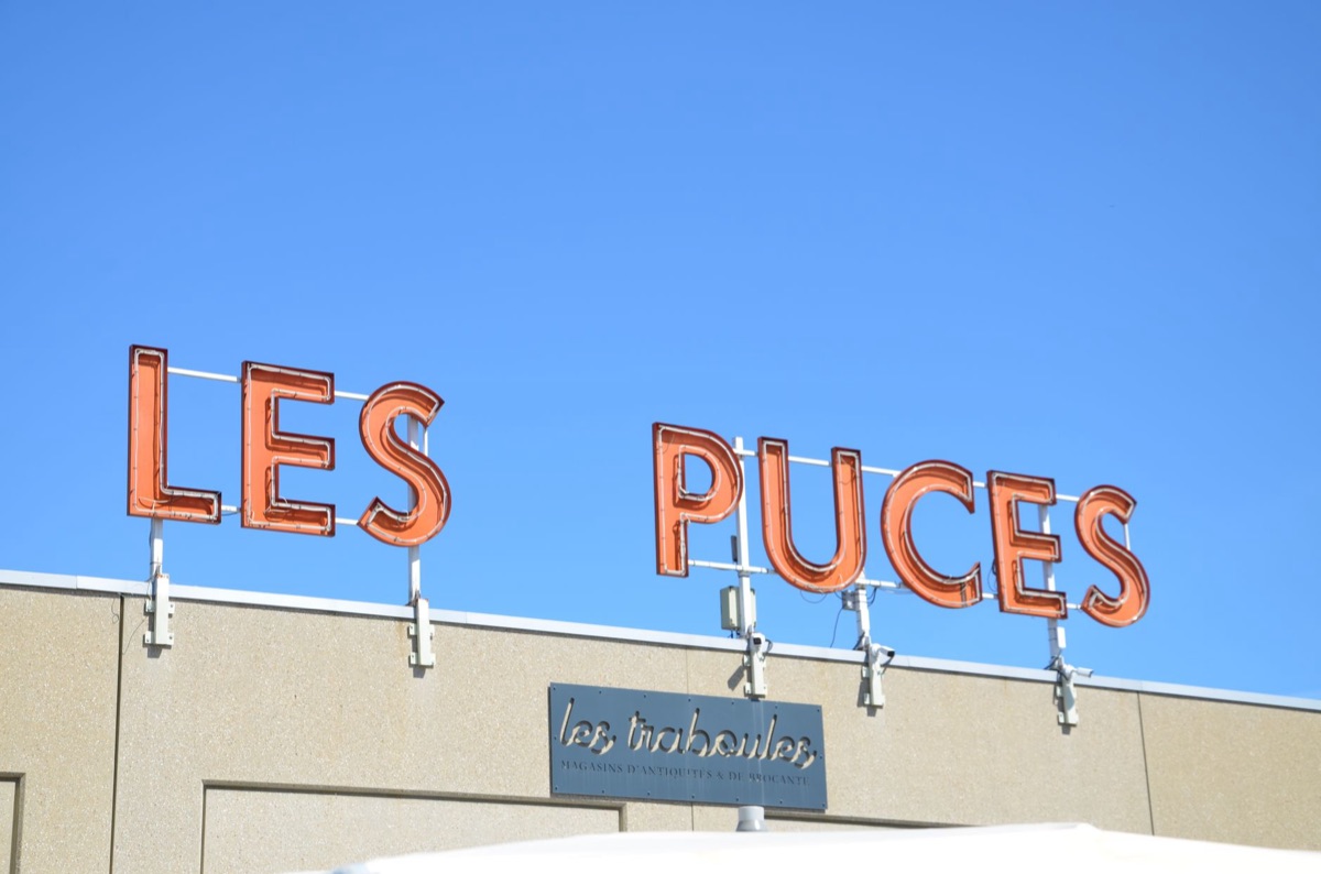 paris shopping tips sign