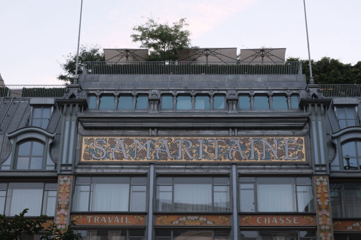 Parijse winkel met glanzende producten
