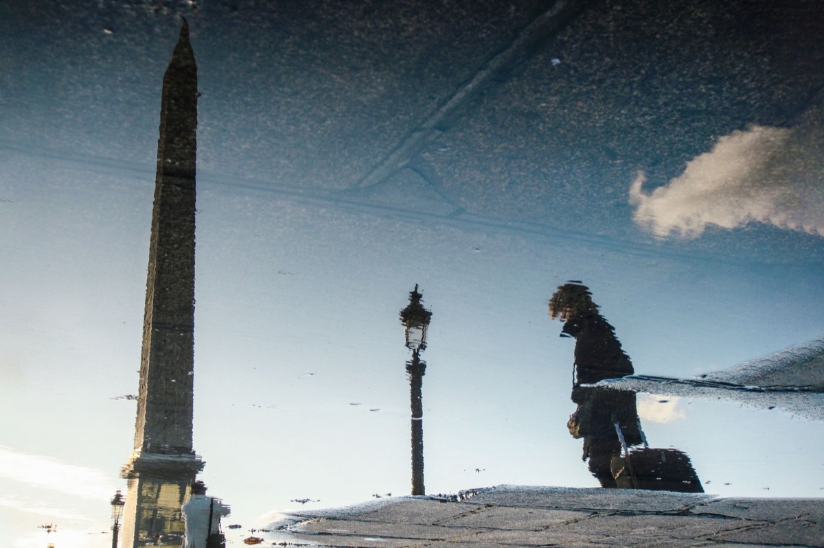 reflexo da eiffel tower em vitrine