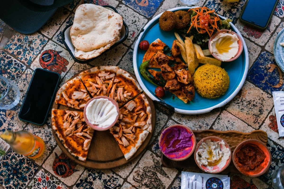 Parisian Restaurant Tisch mit Reis und Gemüse