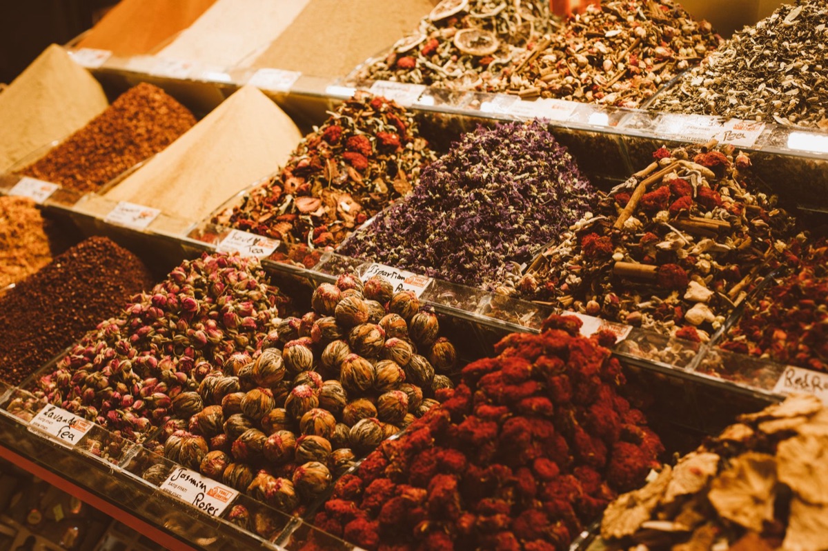 mercado parisiense con arroz y especias