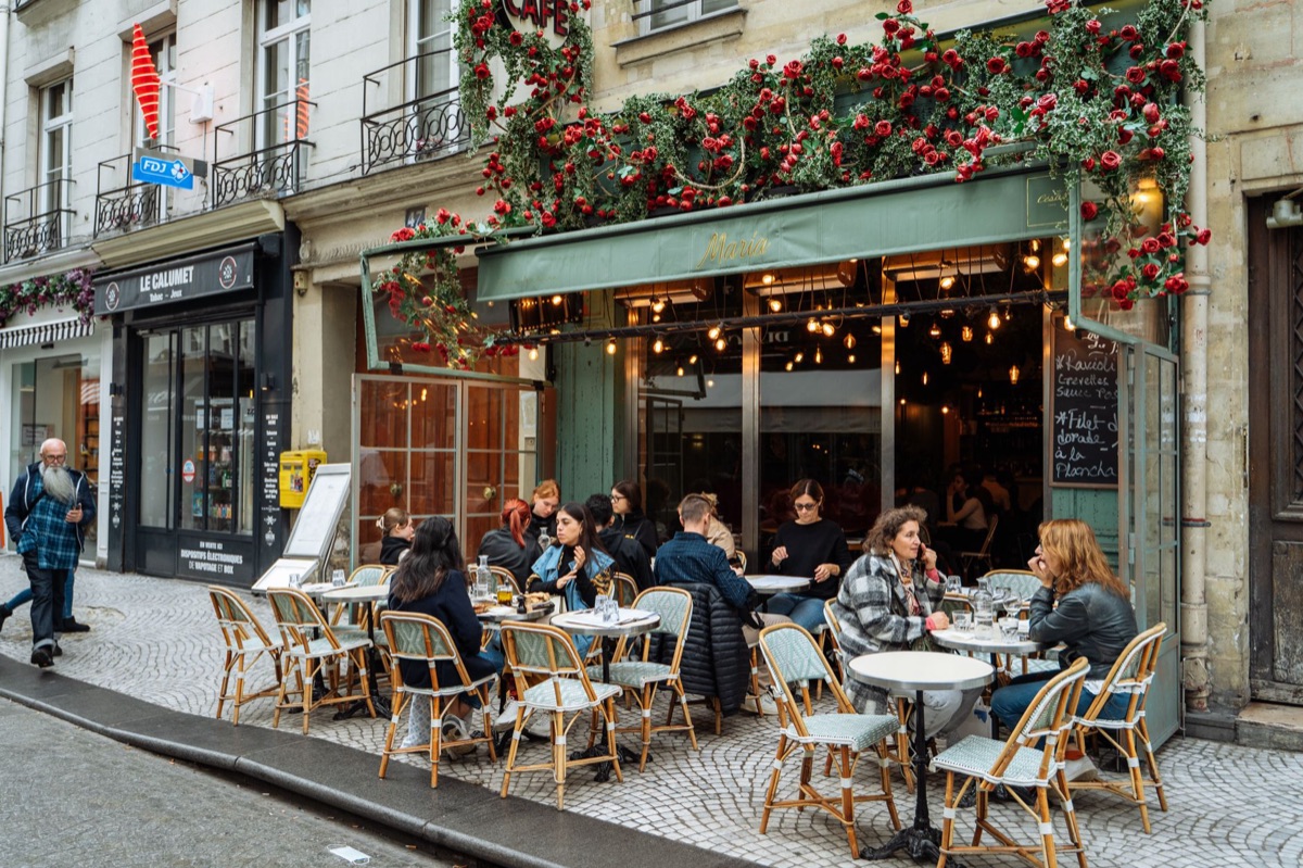 Dica para comer riz riz em Paris: mesa de bistrô com prato de riz riz