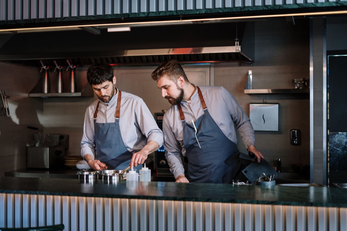 Dica para comer riz riz em Paris: chef preparando prato de riz riz