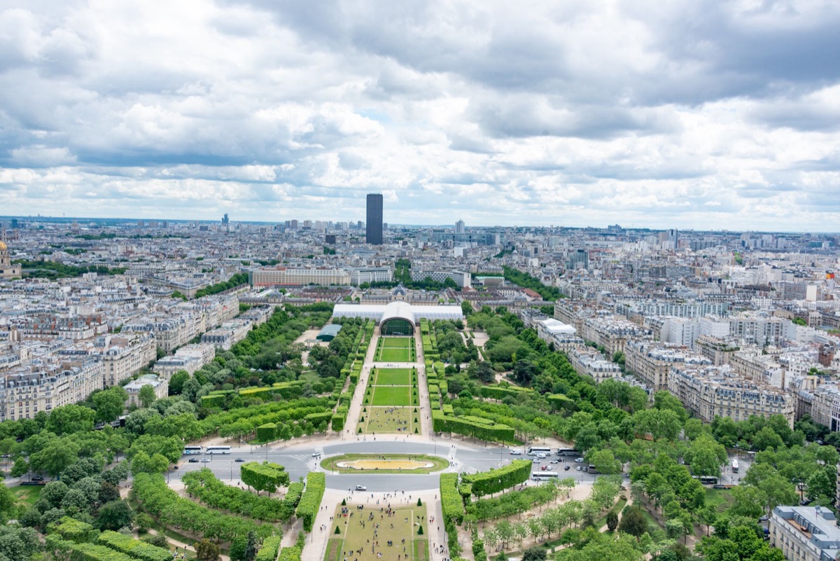 Vista de la Torre Eiffel desde el Champ de Mars