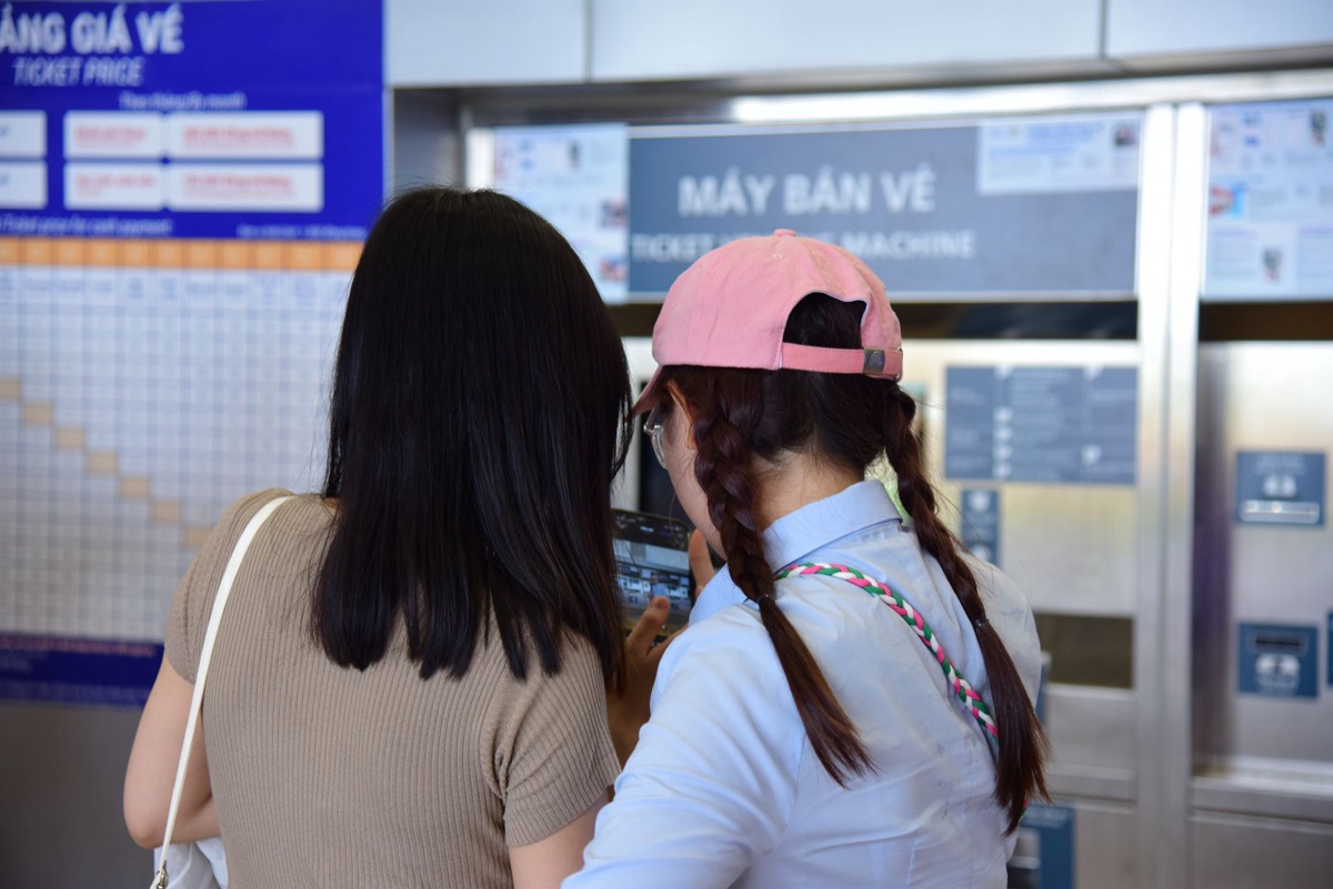 Paris metro ticket vending machine with digital display and cash acceptance