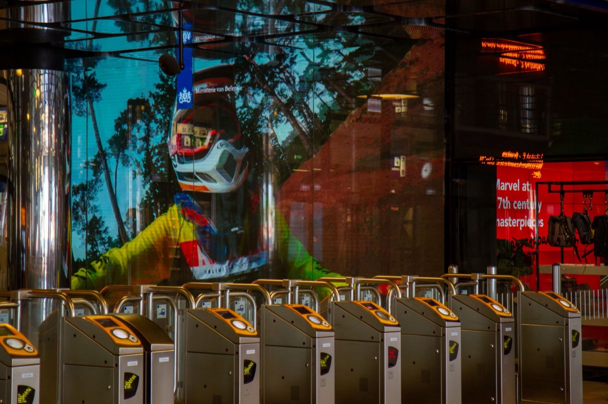 Un plan de métro de Paris avec un écran numérique