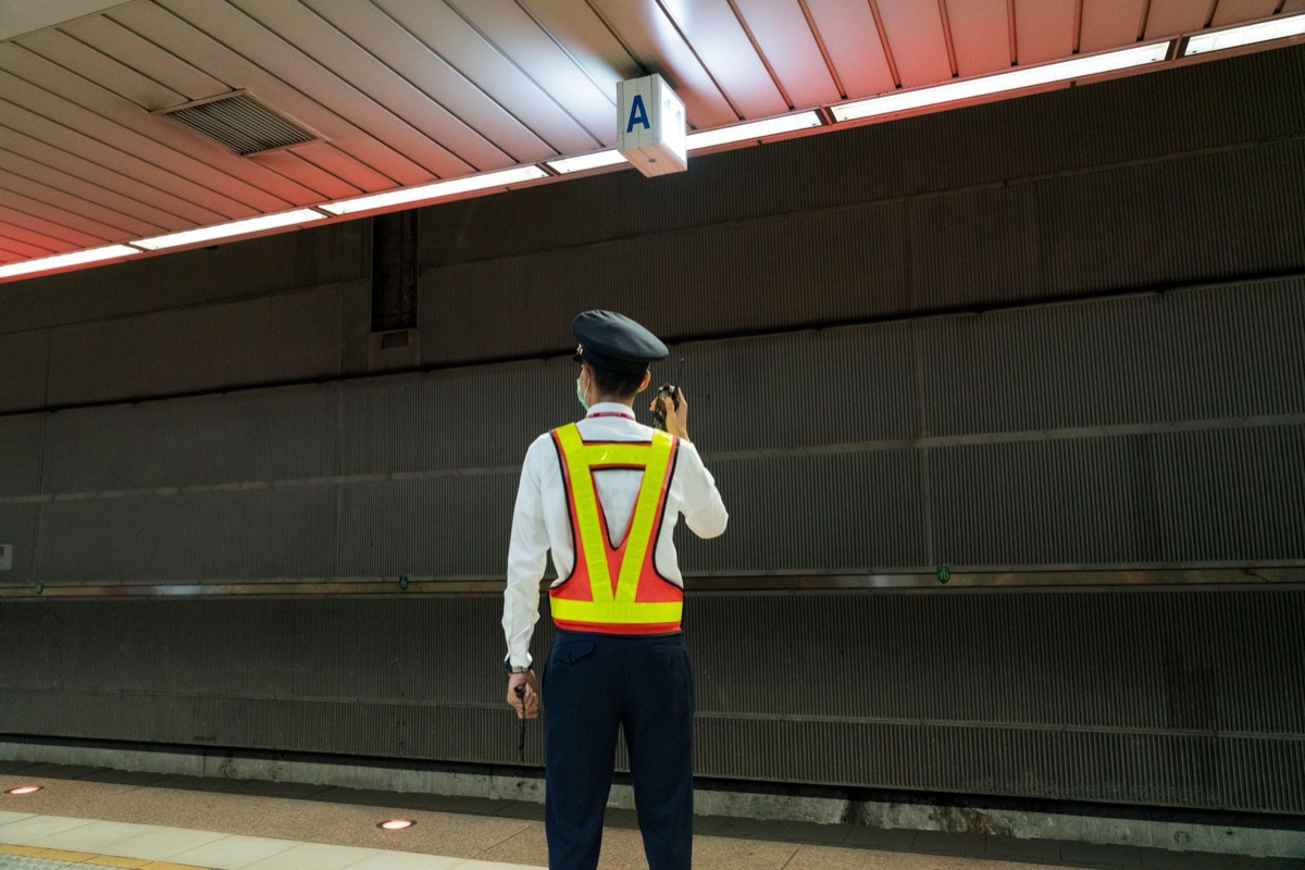 Une gare métro de Paris avec un gardien de sécurité