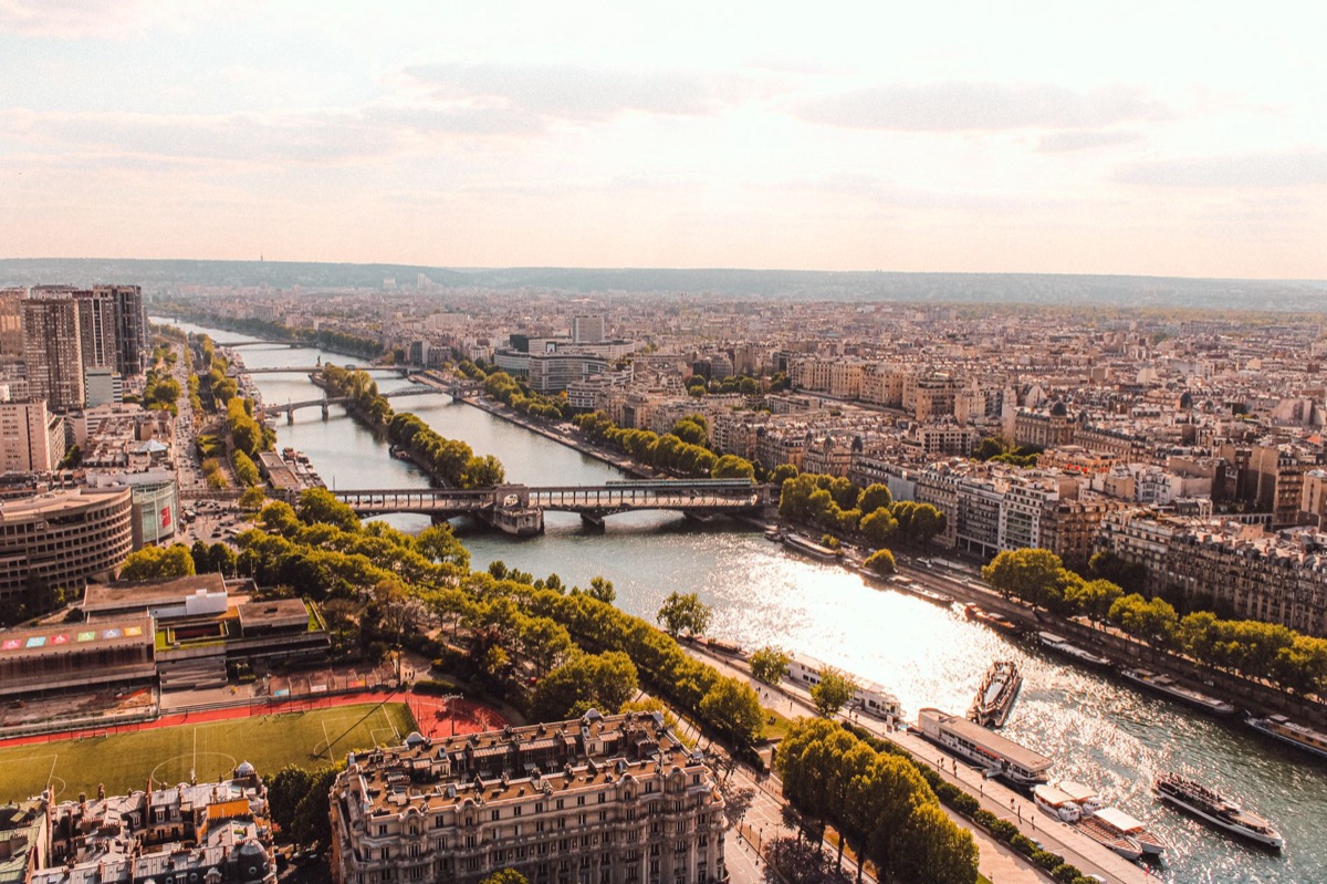vista del río seine desde un apartamento en parís