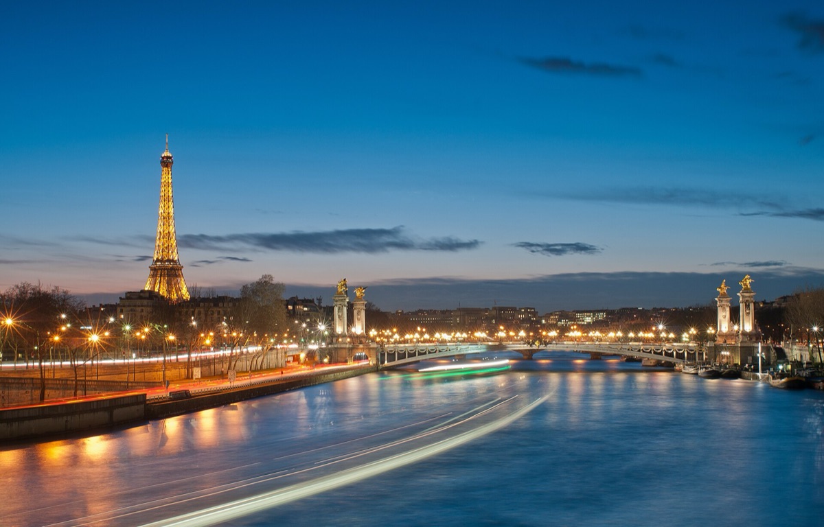 Eiffel Tower in nacht: verlichting en stadsschijf