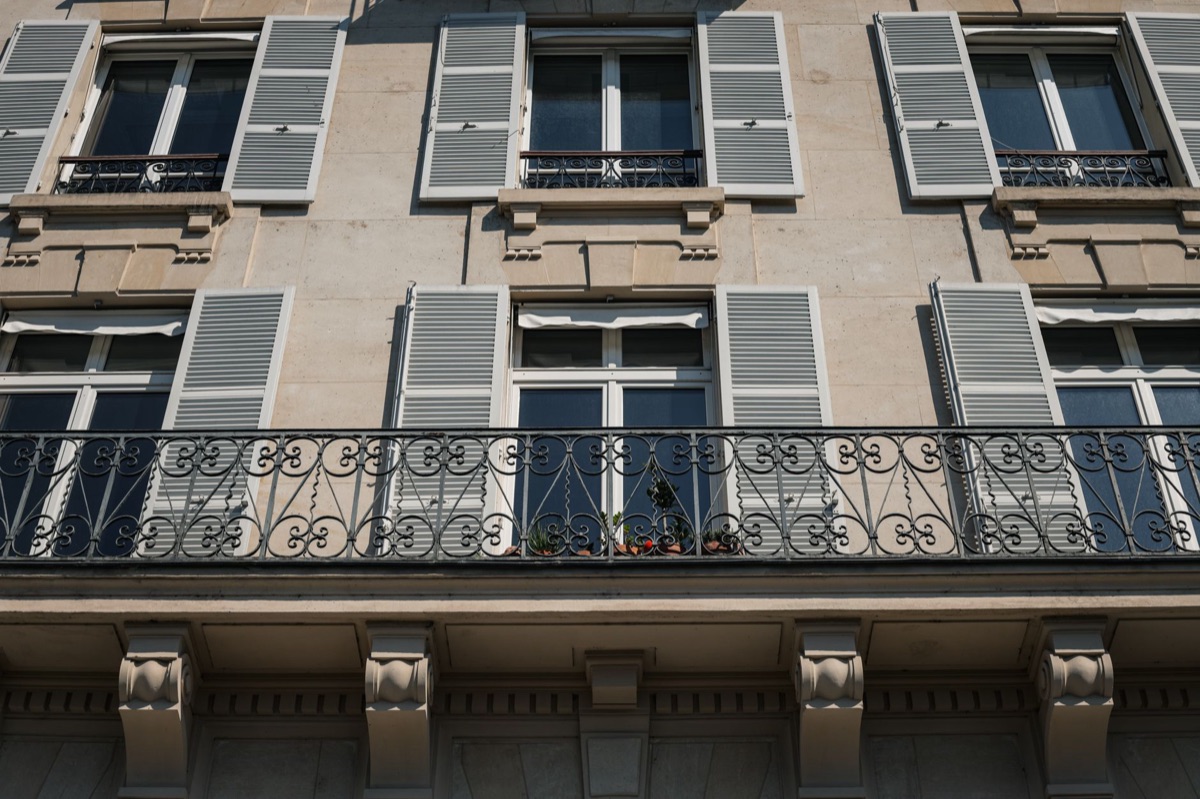 Parijsse woonhuis met balkon: stadsschijf en tuin
