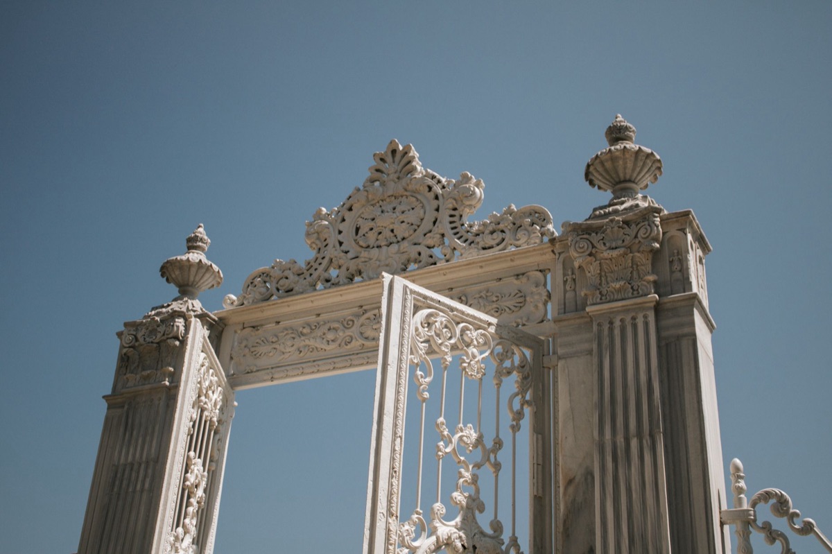 arco de entrada do palácio de versailles