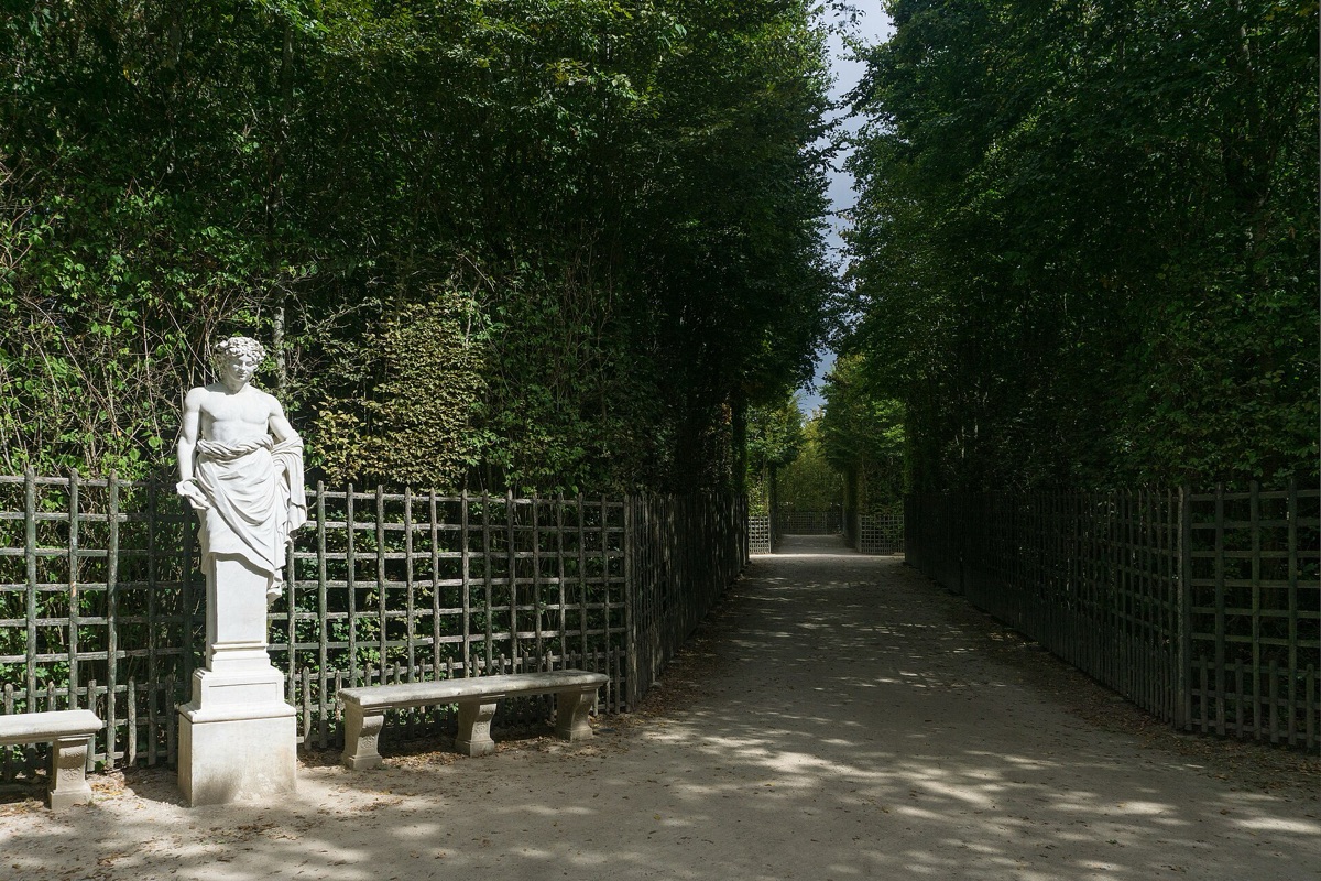 escultura no jardim do palácio de versailles