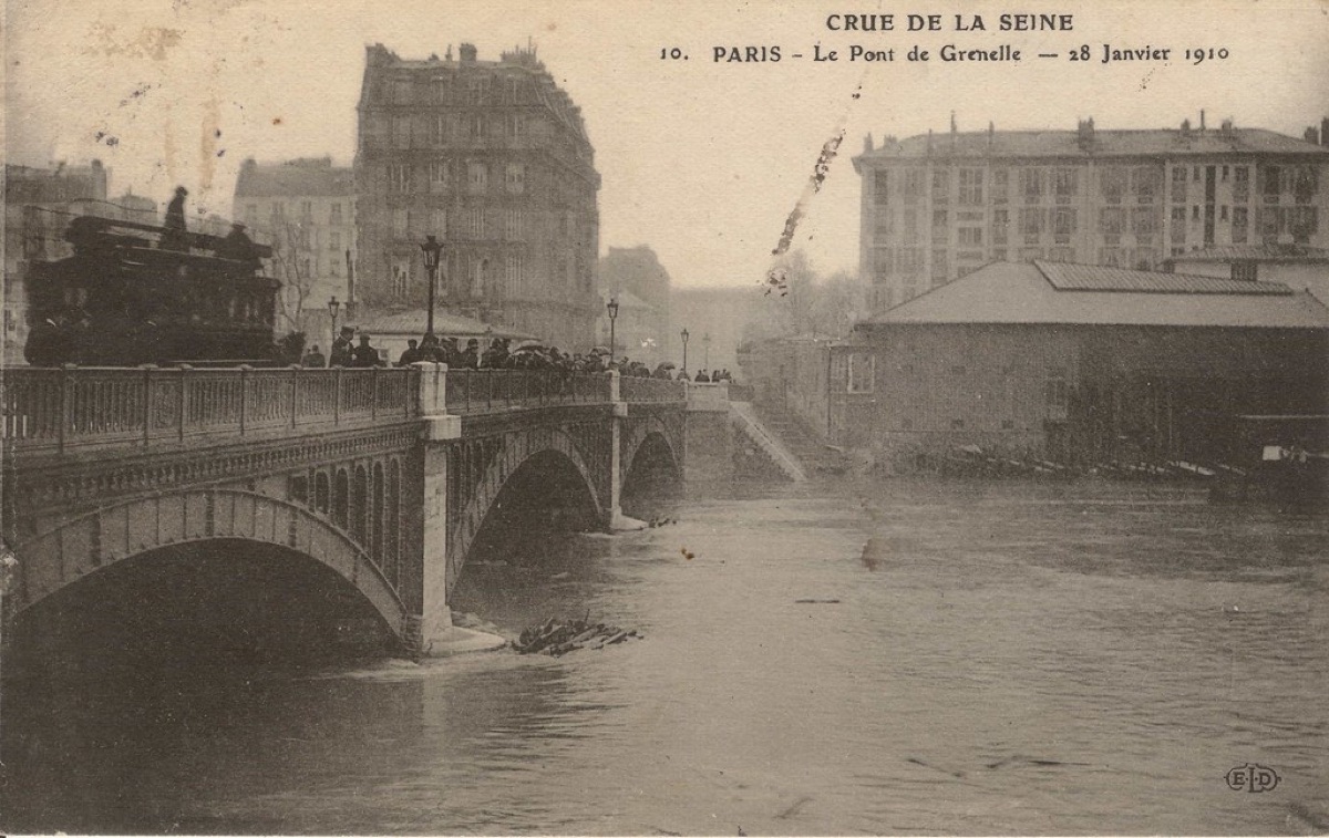 Paris Seine bridge view