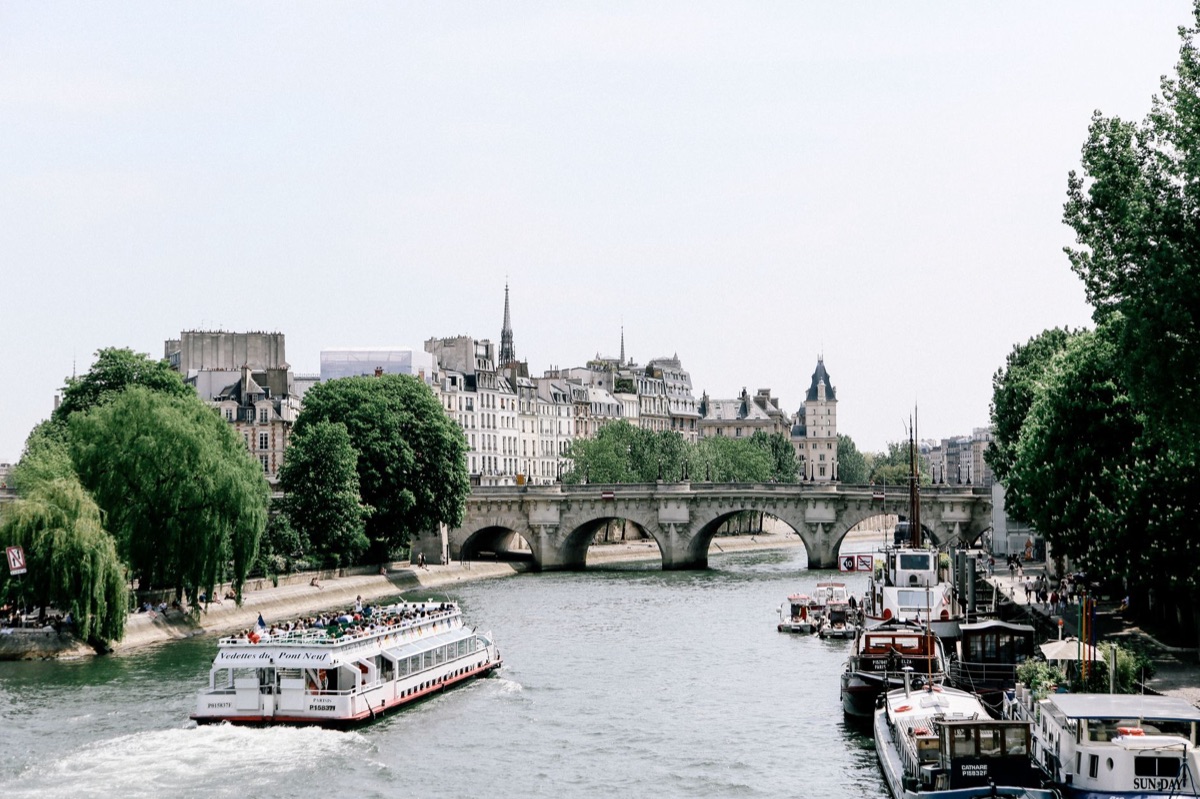 barco no rio seine com eiffel tower no fundo