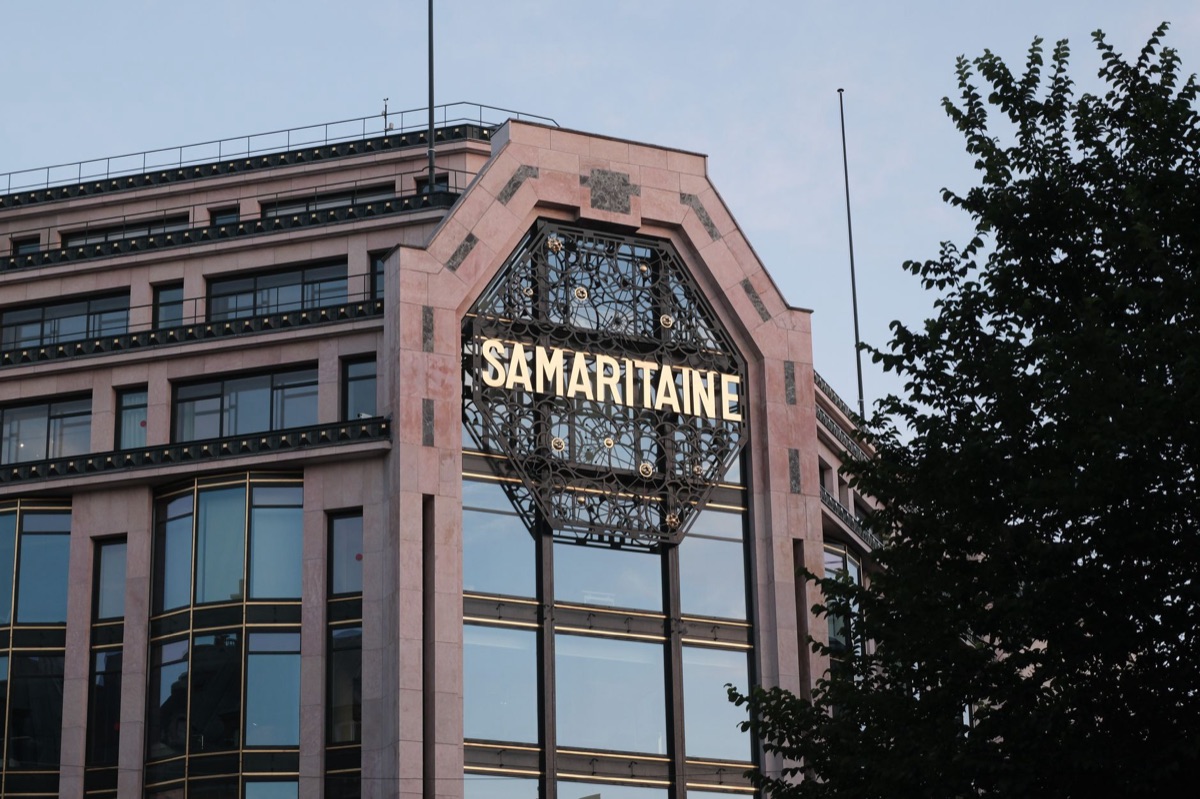 paris department store tax refund sign
