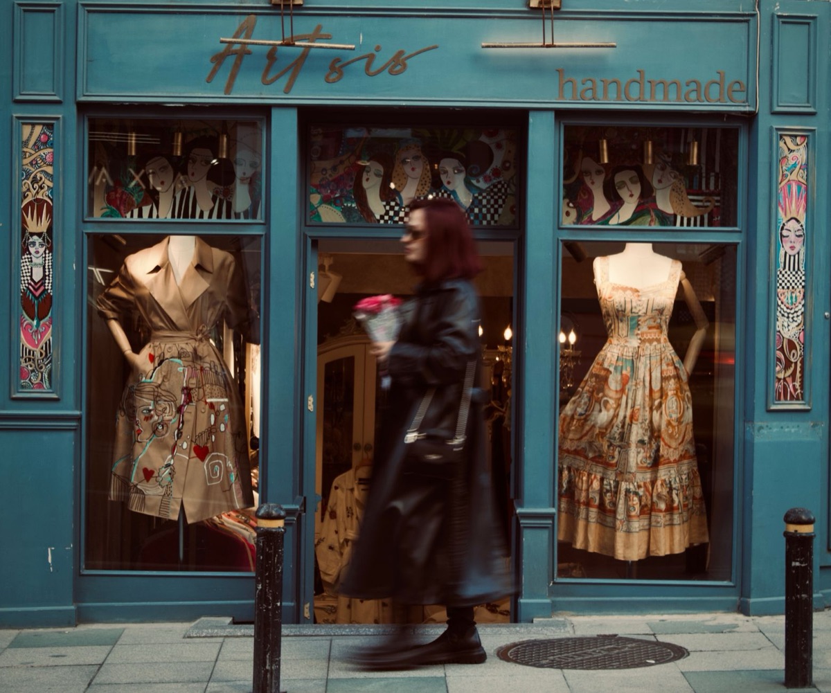 boutique vitrine parisiene