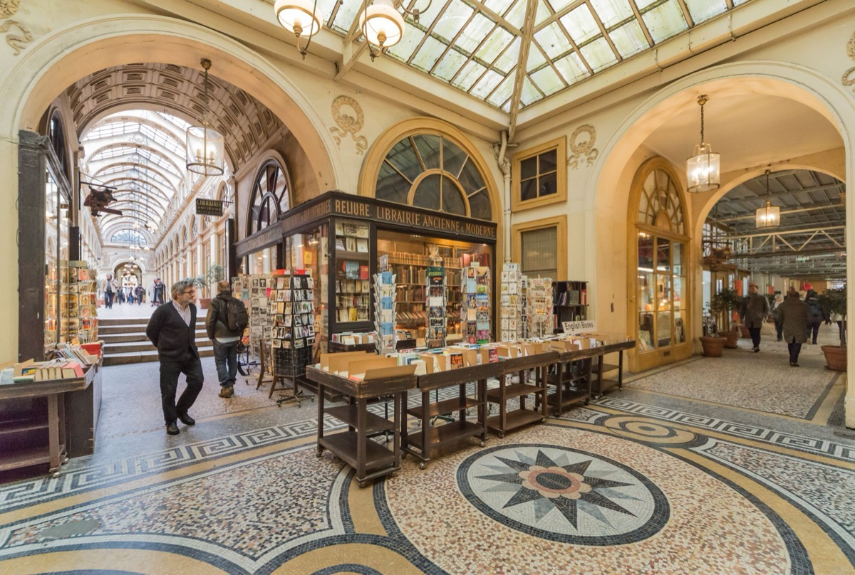 interno di un boutique lussuosa a parigina