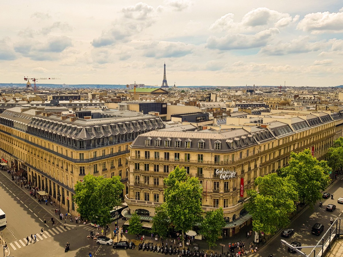 paris department store tax refund sign