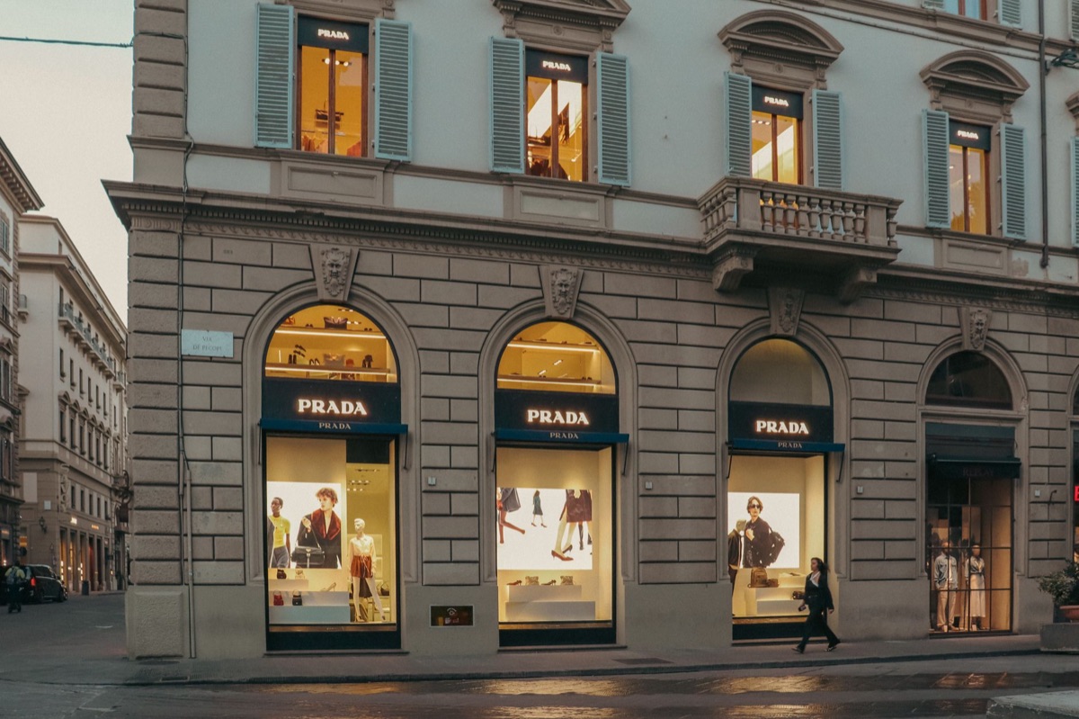 Dicas para comprar em lojas luxuosas em Paris: uma vitrine de luxo com ecrã de shopping ao vivo.