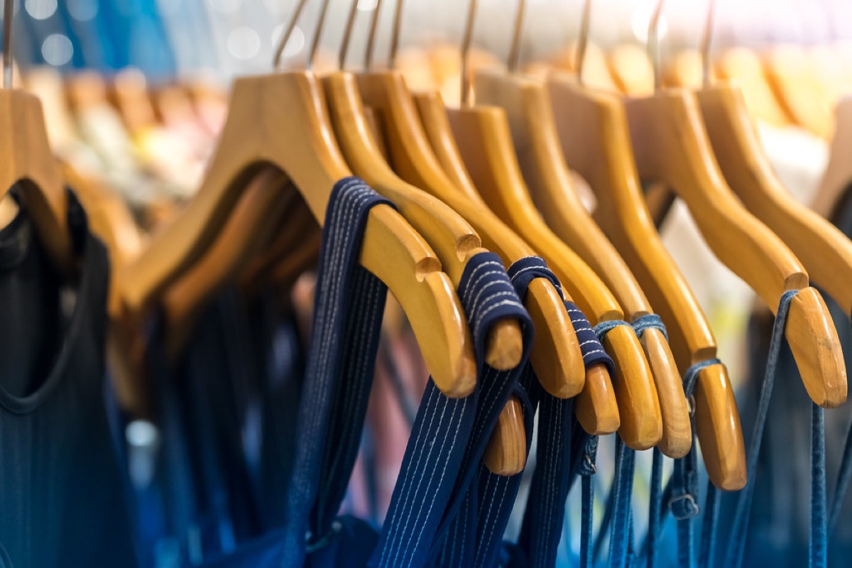 巴黎高階百貨店窗邊的高定 fashion 展示