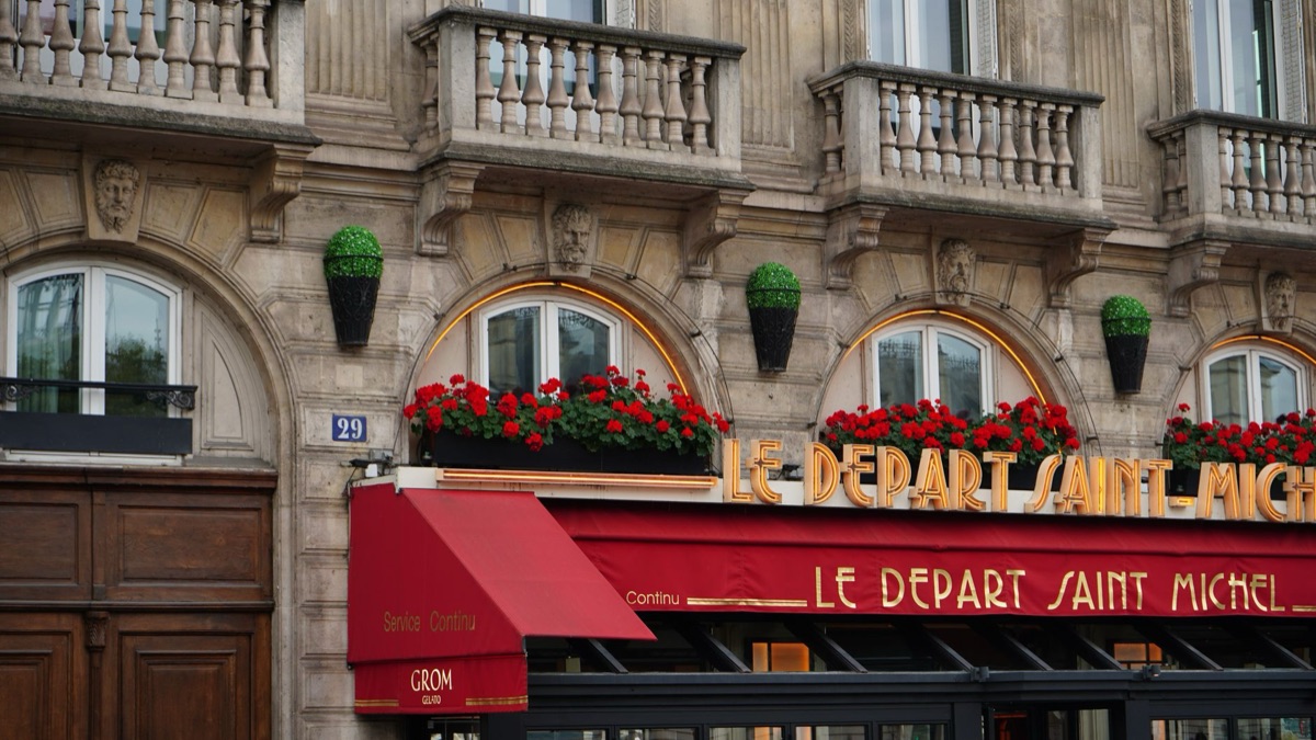 Una finestra di una pasticceria a Parigi con il segno 'i luv paris'