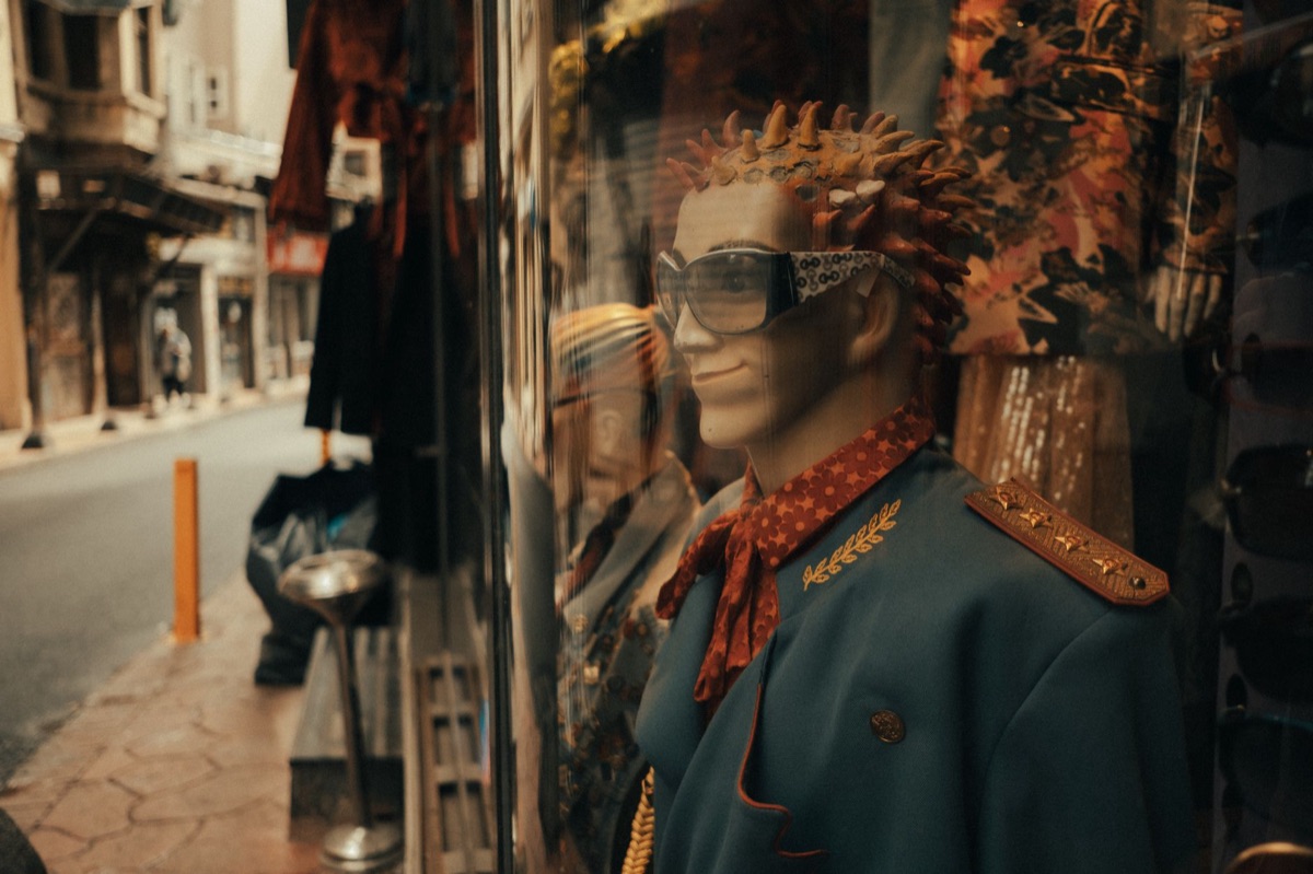 Fensterdekoration eines Pariser Boutiques