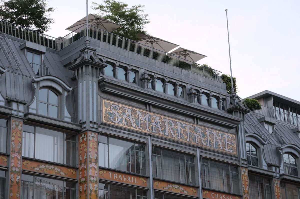 パリの luxury department store エントランス