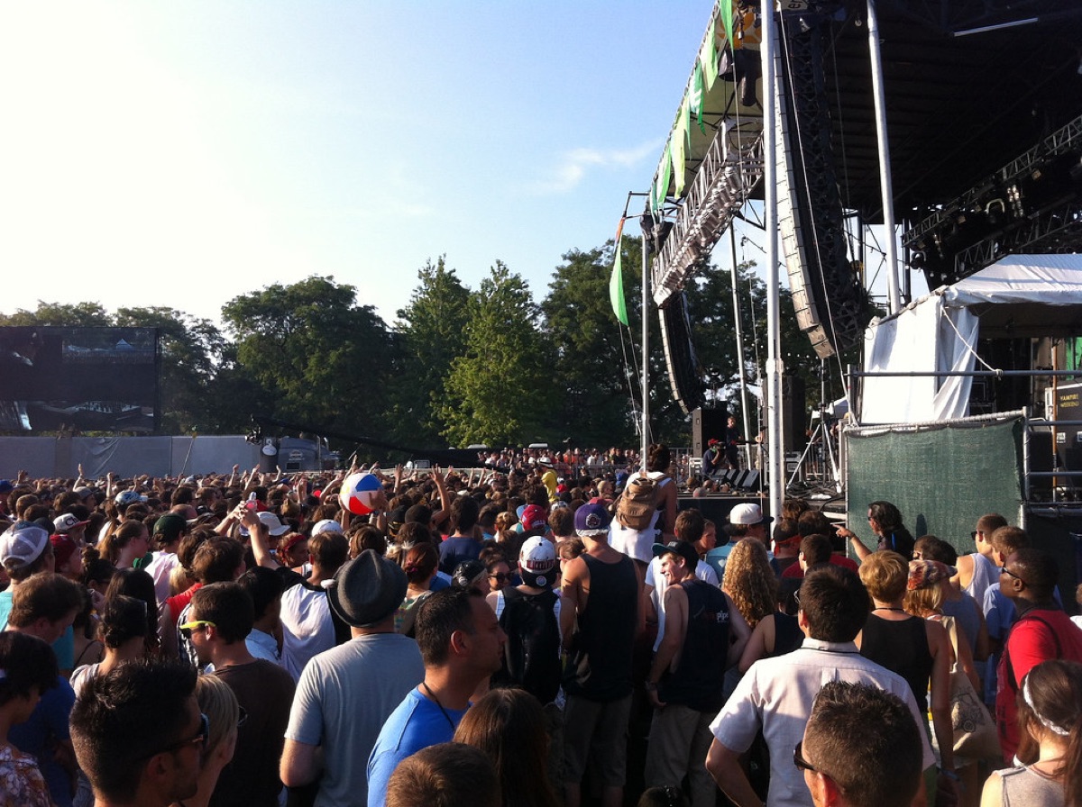 folla di persone che urlano e ballano al pitchfork music festival