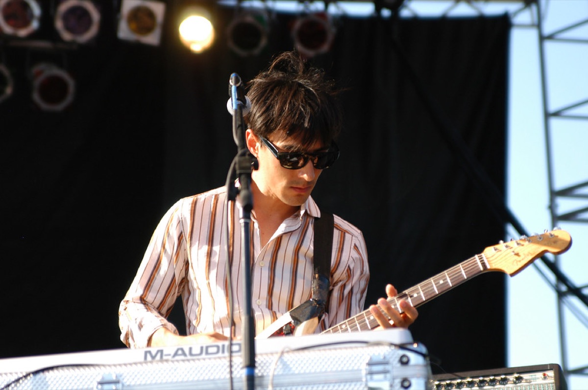 scene di un palco con luci elettriche e band in performance al pitchfork music festival