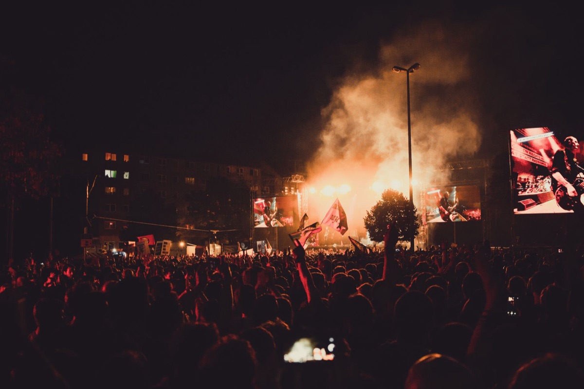 Concerto de rock alternativo em Paris