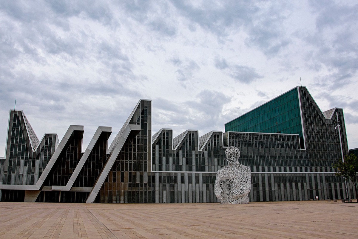 Grande Halle de la Villette externa