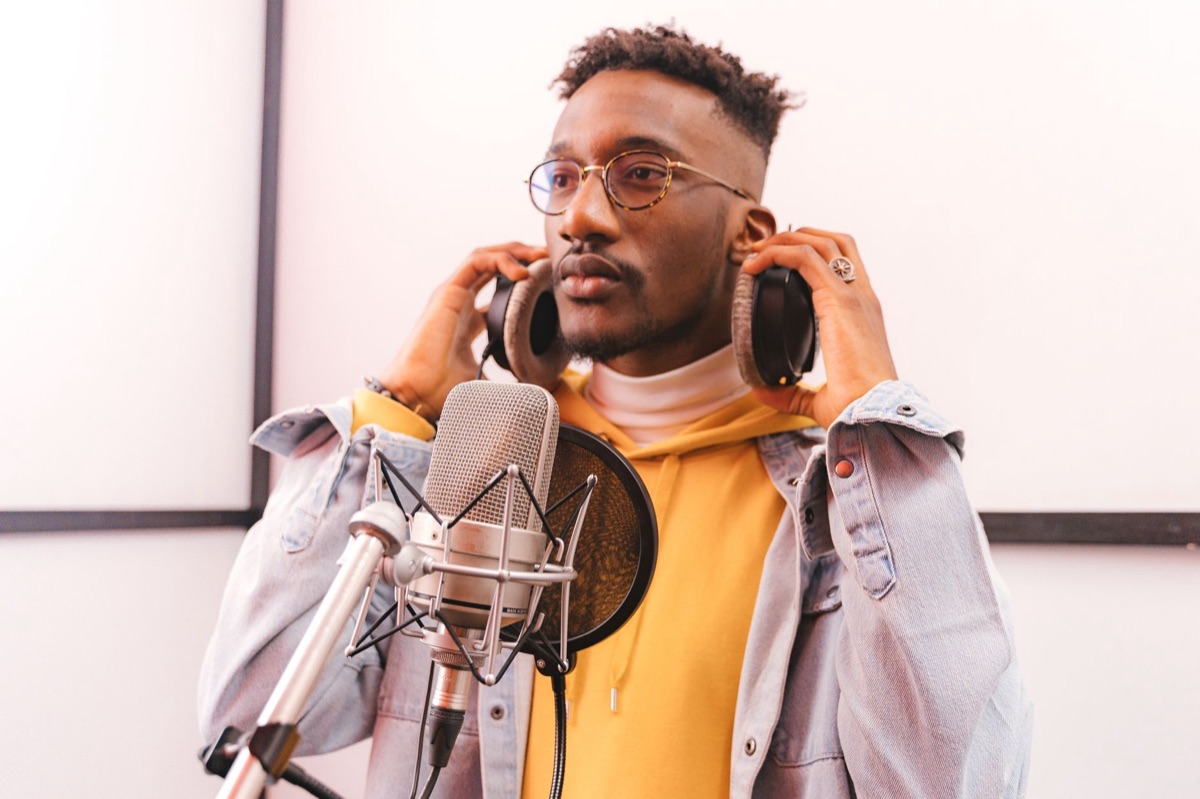 Artiste à la microphone dans un club