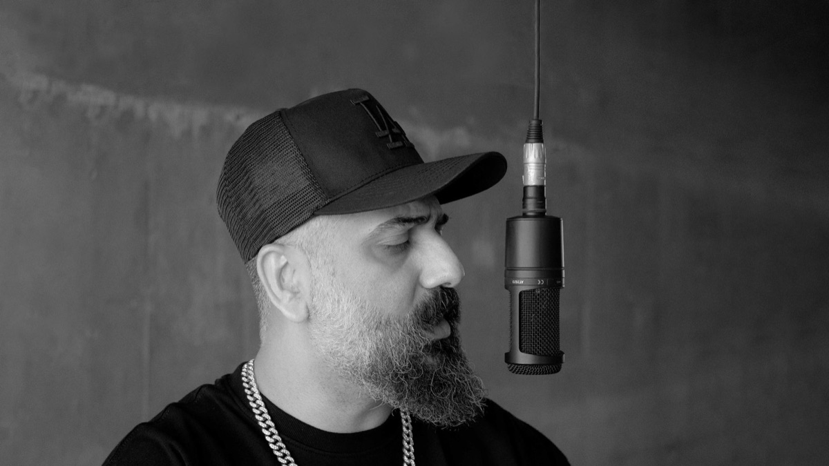 artista hip hop com microfone